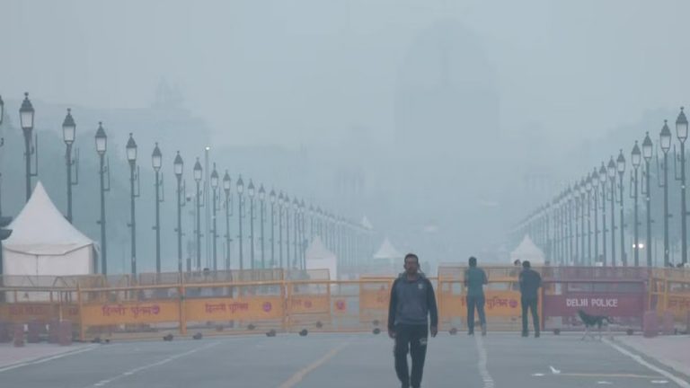 Air Pollution: नोएडातील ९वीपर्यंतच्या शाळा शुक्रवारपर्यंत बंद, वायू प्रदूषणामुळे ऑनलाइन वर्ग