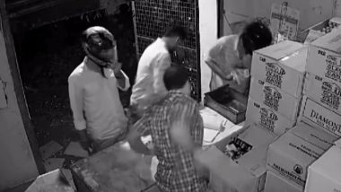 Robbery Caught on Camera in Tamil Nadu: तामिळनाडूत चाकूचा धाक दाखवत दुकानातून दारू आणि रोकड चोरली, घटना CCTVकॅमेरात कैद