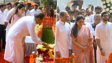 Bal Thackeray Smrutidin 2023: शिवतीर्थावर Thackeray कुटुंबाने घेतले बाळासाहेब ठाकरेंच्या स्मृतिस्थळाचे दर्शन (Watch Video)