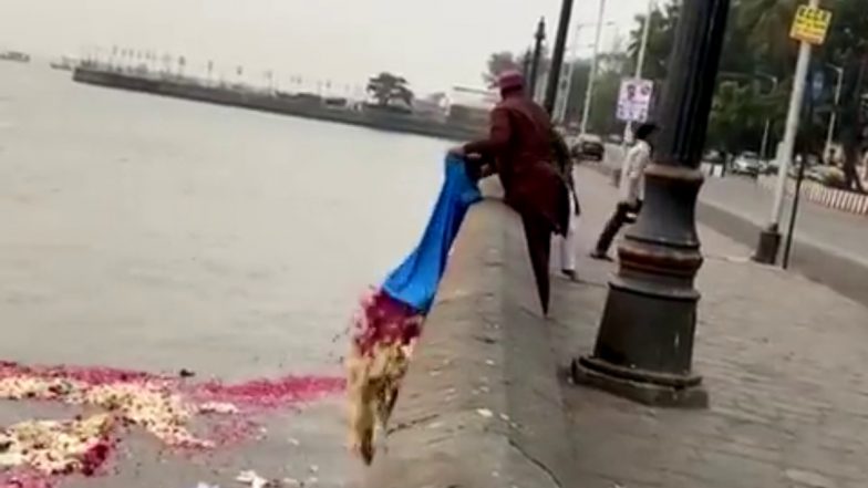 Mumbai: ‘गेट वे ऑफ इंडिया’ येथे समुद्रात कचरा टाकणाऱ्यावर पोलिसांची कारवाई; ठोठावला दहा हजार रुपयांचा दंड (Video)