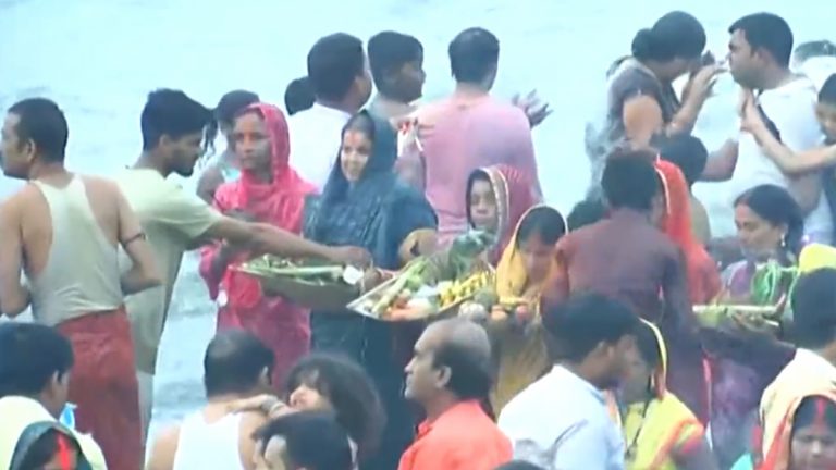 Chhath Pooja 2023: छठ पूजा नंतर उगवत्या सूर्याला आज 'अर्ध्य' अर्पण (Watch Video, Pics)