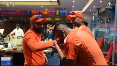 Ashwin kissing the hand of Shami: सेमीफायनलमध्ये न्यूझीलंडविरुद्ध 7 विकेट घेतल्यानंतर रविचंद्रन अश्विनने मोहम्मद शमीच्या हाताला केले किस, फोटो व्हायरल