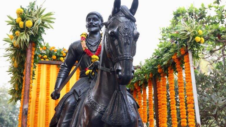 जम्मू-काश्मीर च्या कुपवाडा मध्ये छत्रपती शिवाजी महाराजांच्या अश्वारूढ पुतळ्याचं CM Eknath Shinde यांच्या हस्ते अनावरण