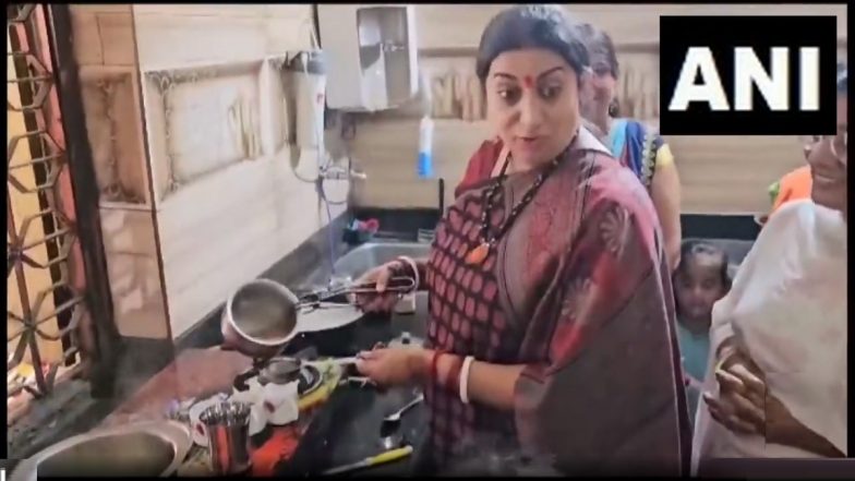 Smriti Irani Prepares Tea Video: केंद्रीय मंत्री स्मृती इराणी यांनी पक्ष कार्यकर्त्यांच्या घरी बनवला चहा, व्हिडिओ व्हायरल