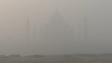 उत्तर प्रदेशात हवेच्या गुणवत्तेची पातळी खालावली; धुक्यात विरला Taj Mahal चा नजारा !