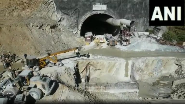 Uttarakashi's Silkyara Tunnel: उत्तरकाशी येथील बोगद्यात अडकलेल्या 40 कामगारांना वाचविण्यासाठी शोधमोहीम अद्यापही सुरुच (Watch Video)