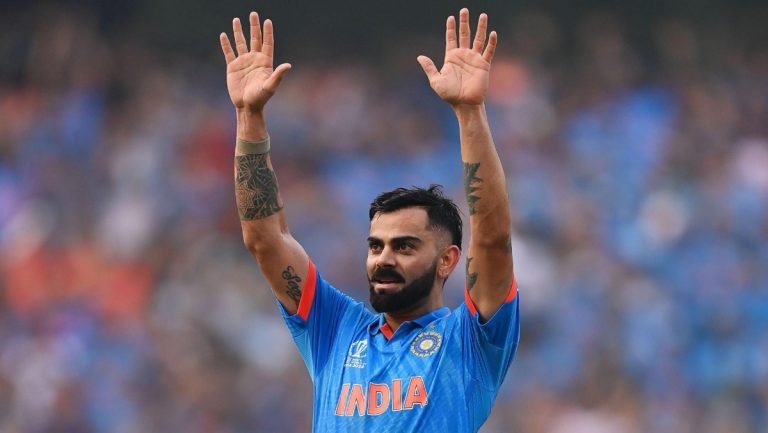 Virat Kohli 50th Century Celebration Video: विराट कोहलीने शतकाचे अर्धशतक झळकवळ्यानंतर सचिन तेंडुलकरसमोर झाला नतमस्तक, अनोख्या शैलीत साजरा केला जल्लोष, पाहा व्हिडिओ