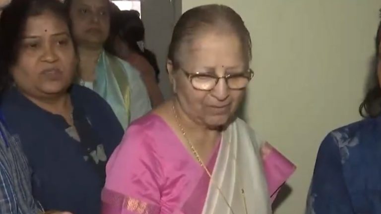 Madhya Pradesh Assembly Election 2023: इंदौर मध्ये माजी लोकसभा अध्यक्ष Sumitra Mahajan यांनी बजावला मतदानाचा हक्क