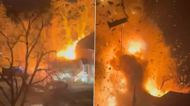 House Explodes Before Police Search Video: पोलिस सर्च वॉरंट घेऊन आले असता घराजवळ भीषण स्फोट, आर्लिंग्टन येथील घटना