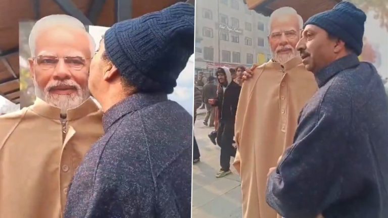 PM Modi Statue Kissed: काश्मिरी व्यक्तीने घेतले पंतप्रधान नरेंद्र मोदींच्या पुतळ्याचे चुंबन; पहा व्हायरल व्हिडिओ