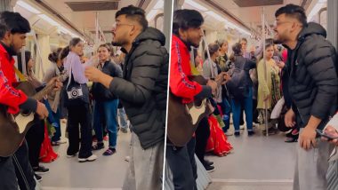 Delhi Metro Video: दिल्ली मेट्रोमध्ये दोन तरुण बजरंगबलीच्या भक्तीत तल्लीन, गायनाने वेधलं लक्ष