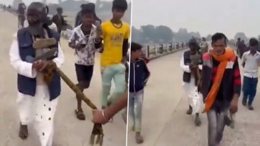 Uttar Pradesh Horror: उत्तर प्रदेशात माणुसकीला काळीमा फासणारी घटना; वृद्ध व्यक्तीच्या चेहऱ्याला शाई फासत गळ्यात चपलांचा हार घालून गावात काढण्यात आली धिंड; Watch Video
