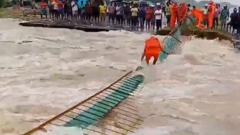 Tamil Nadu Floods: तामिळनाडूमध्ये अतिवृष्टीनंतर पूरसदृश परिस्थिती, श्रीवैकुंटम रेल्वे स्थानकावर गेल्या 24 तासांपासून अडकलेल्या 500 प्रवाशांना वाचवण्याचे प्रयत्न सुरू