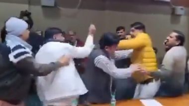Uttar Pradesh Video: शामली येथील नगरपरिषदेत दोन सदस्यांमध्ये फ्रि स्टाईल मारमारी, माजी मुख्यमंत्री अखिलेश यादव यांनी शेअर केला व्हिडिओ