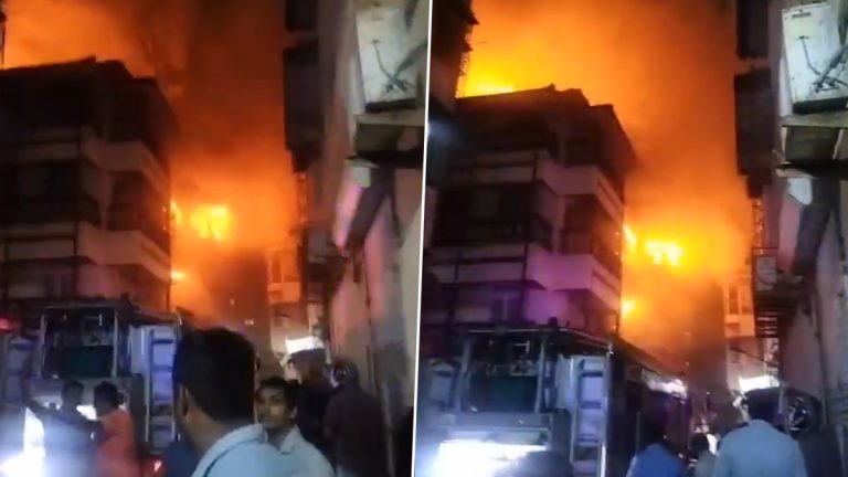 Mumbai Girgaon Fire: मुंबईतील गिरगावमधील गोमंती भवन इमारतीला आग, अग्निशमन दलाच्या 8 गाड्या घटनास्थळी