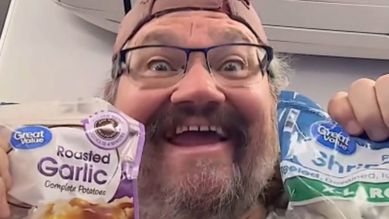 Shrimp Cooks In Plane Bathroom: विमानाच्या टॉयलेटमध्ये शिजवली कोळंबी, Video व्हायरल