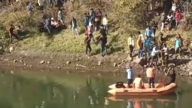 Car Fell into River in MP: मध्य प्रदेशात Babiha Bridge वरून कार कोसळली नदीत; 2 जणांना वाचवण्यासाठी प्रयत्न सुरू