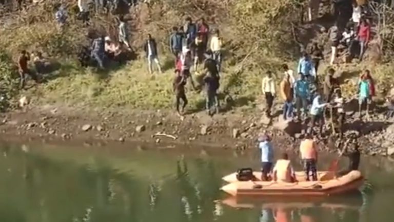 Car Fell into River in MP: मध्य प्रदेशात Babiha Bridge वरून कार कोसळली नदीत; 2 जणांना वाचवण्यासाठी प्रयत्न सुरू