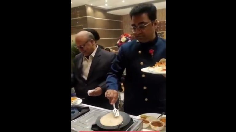 'Make Your Own Roti': लग्नात पाहुण्यांनाच जुंपले स्वयंपाकाला (Watvh Video)