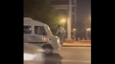 Man Dragged On Minibus Bonnet in Delhi: चालकाने तरूणाला मिनीबसच्या बोनेट वरून नेल्याच्या दिल्लीतील घटनेचा व्हीडिओ वायरल (Watch Video)