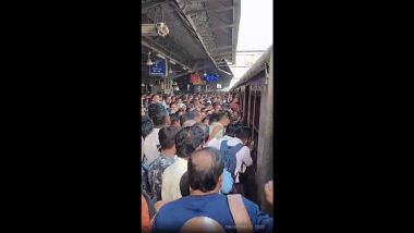 Mumbai Local Train Viral Video: कर्जत सीएसएमटी लोकल ट्रेनमध्ये महिला डब्याचा दरवाजा बंद, प्रवाशांमध्ये संताप (Watch Video)