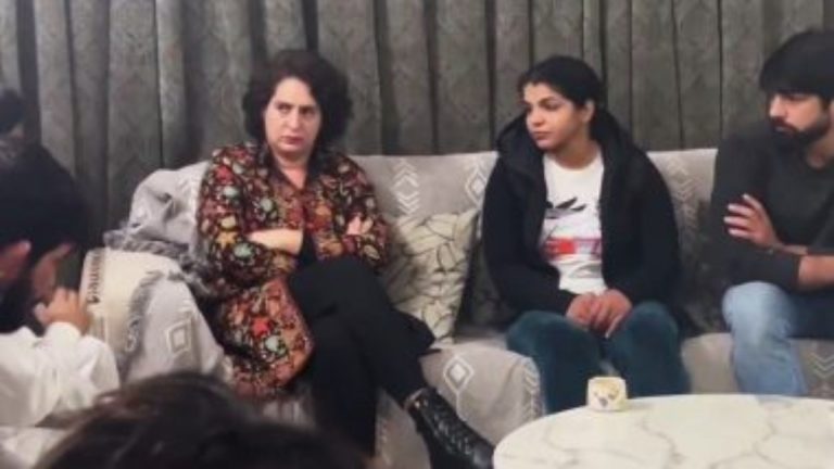 Priyanka Gandhi Meets Sakshi Malik: प्रियंका गांधींनी घेतली साक्षी मलिकची भेट, कुस्तीपटूने संजय सिंग यांच्या निषेधार्थ घेतला संन्यास