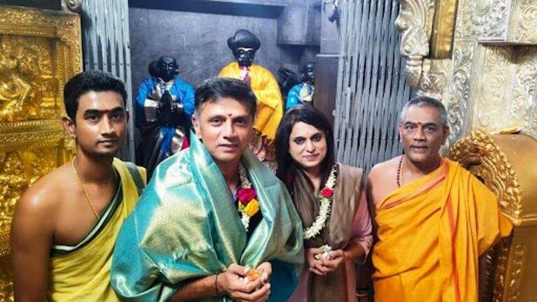 Rahul Dravid Visit Chamundi Hills: दक्षिण आफ्रिका दौऱ्यापूर्वी टीम इंडियाचा मुख्य प्रशिक्षक राहुल द्रविड पत्नीसह पोहोचला चामुंडी हिल्सवर