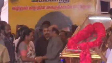 Actor Rajinikanth यांनी घेतले DMDK chief Captain Vijayakanth यांच्या पार्थिवाचे चैन्नई मध्ये अंत्यदर्शन ( Watch Video)