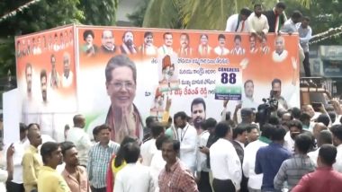 Telangana Election 2023 Result: कॉंग्रेस कार्यकर्त्यांनी विजय साजरा करताना Rahul Gandhi, Sonia Gandhi सह Revanth Reddy यांच्या पोस्टर वर केला दुग्धाभिषेक (Watch Video)