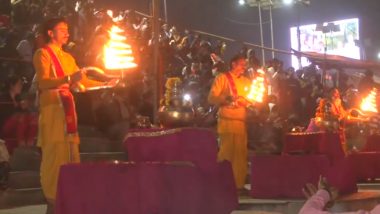 Varanasi Ganga Aarti: वाराणसीतील दशाश्वमेध घाटावर गंगा आरती, नववर्षासाठी जमली गर्दी, पाहा व्हिडिओ