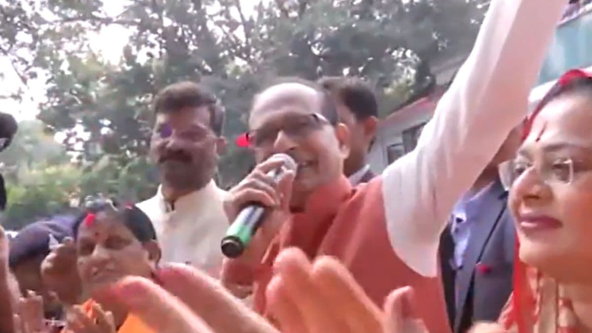 पावसाच्या पाण्यात वाहून जाणार्‍या पीकाला वाचवताना हताश झालेल्या वाशिमच्या शेतकर्‍याचा व्हिडिओ वायरल; केंद्रीय मंत्री शिवराज सिंह चौहान यांनी दिले मदतीचे आश्वासन