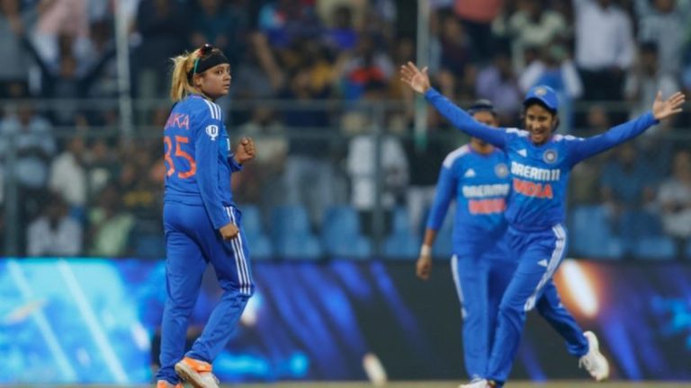 IND W vs ENG W 3rd T20 Live score Update: इंग्लंडने भारतासमोर 127 धावांचे ठेवले लक्ष्य, सायका इशाक, श्रेयंका पाटील यांनी केली घातक केली गोलंदाजी