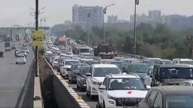 Navi Mumbai Traffic Congestion: पनवेल-सायन महामार्गावर वाहतूक कोंडी झाल्याने वाहनांच्या लांबच लांब रांगा