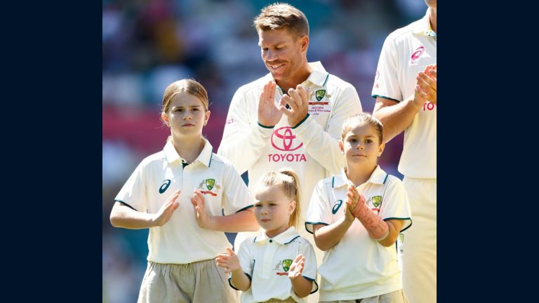 Warner Walks With His Daughters In SCG: डेव्हिड वॉर्नर शेवटच्या कसोटीत त्याच्या मुली आयव्ही मे, इंडी रे आणि इस्ला रोझसह मैदानात उतरला, फोटो व्हायरल