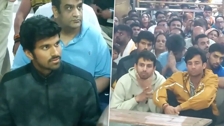 Team India Players Attend 'Bhasma Aarti': रवी बिश्नोई, टिळक वर्मा यांच्यासह हे भारतीय क्रिकेटपटू उज्जैनच्या महाकालेश्वर मंदिराच्या 'भस्म आरती'मध्ये सहभागी, पाहा व्हिडिओ