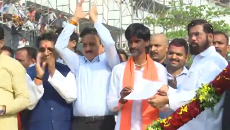 Manoj Jarange Patil ends his Fast: मुख्यमंत्री Eknath Shinde यांच्याकडून मनोज जरांगे पाटील यांना अध्यादेश सुपूर्द; ज्यूस पाजत संपवलं उपोषण