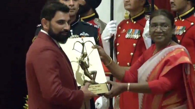 National Sports Awards 2023: क्रिकेटर Mohammed Shami चा President Droupadi Murmu यांच्याकडून 'अर्जुन पुरस्कार' देत गौरव (Watch Video)