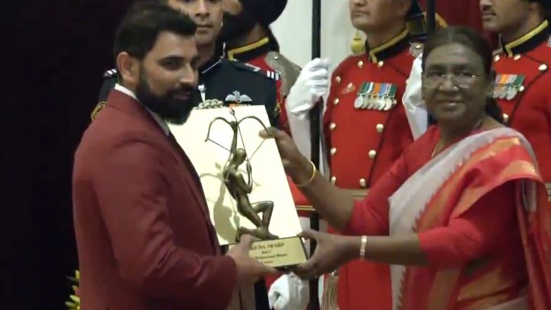 National Sports Awards 2023: क्रिकेटर Mohammed Shami चा President Droupadi Murmu यांच्याकडून 'अर्जुन पुरस्कार' देत गौरव (Watch Video)