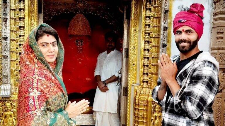 Ravindra Jadeja Visits Ashapura Temple: अष्टपैलू रवींद्र जडेजा पत्नीसह दर्शनासाठी पोहचला कच्छच्या माँ आशापुरा मंदिरात, पाहा या सुंदर जोडप्याचा फोटो