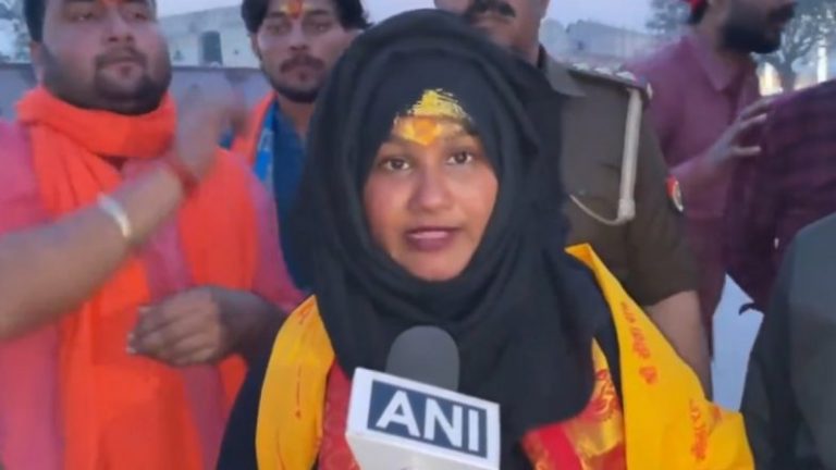 Muslim Woman Reaches Ayodhya On Foot: मुंबईची रामभक्त शबनम शेख पायी चालत पोहोचली अयोध्येत; म्हणाली- 'तिन्ही राज्यांचे पोलीस आणि सरकारने केली मदत' (Watch Video)