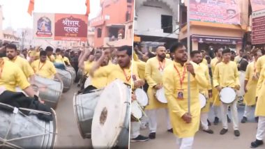 Puneri Dhol In Ayodhya: अयोध्येत हनुमान गढी समोर पुण्याच्या श्रीराम पथका कडून ढोल-ताशा वादन (Watch Video)