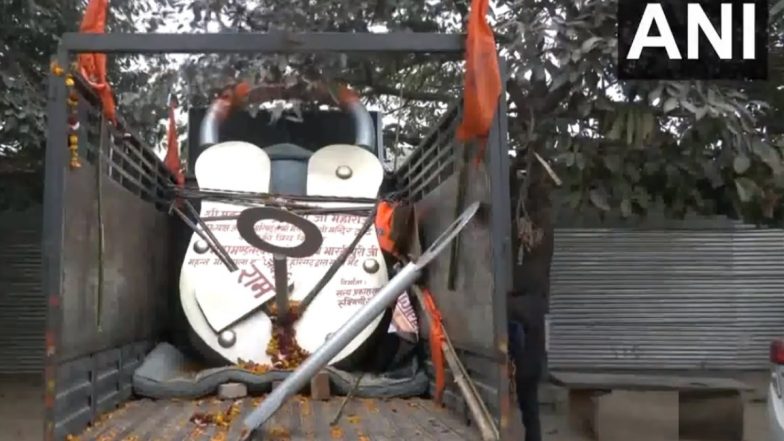 World's Largest Lock: राम मंदिर प्राणप्रतिष्ठा सोहळ्यादरम्यान जगातील सर्वात मोठे कुलूप किल्ली आणि लाडू प्रसादाचे अयोध्येत आगमन (Watch Video)