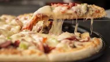 National Pizza Day निमित्त घरच्या घरी बनवा स्वादिष्ट पिझ्झा, रेसिपी जाणून घ्या