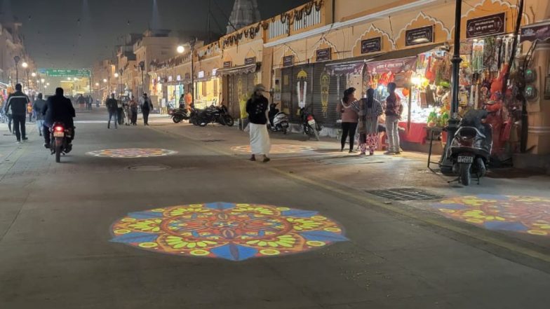 Digital Rangoli On Ayodhya Roads: अयोध्येतील रस्ते डिजिटल रांगोळीने सजले; रामनगरीची रोषणाई पाहून भाविक मंत्रमुग्ध (Watch Video)