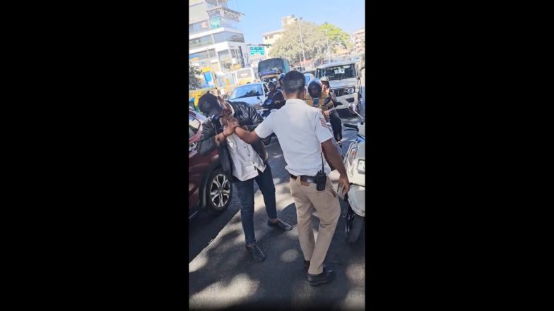 Bengaluru Shocker: विनाहेल्मेट प्रवास करणाऱ्या दुचाकीस्वाराकडून वाहतुक पोलिसाला चावा (Watch Video)
