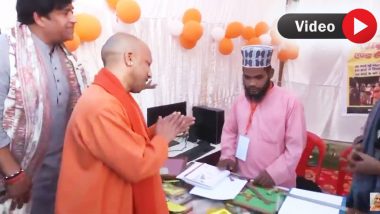 Yogi Adityanath: मुस्लीम व्यक्तीने मुख्यमंत्री योगींना राम चरित मानसची चौपई ऐकवली, व्हिडिओ झाला व्हायरल