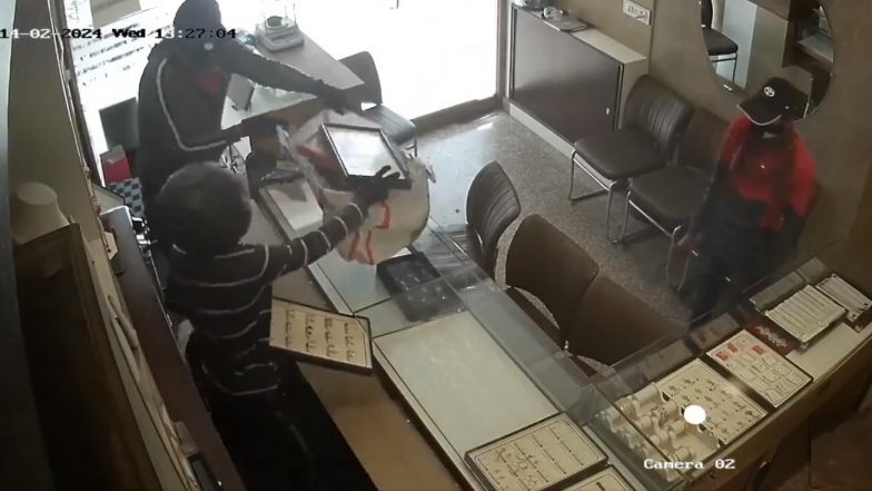 Robbery Caught on Camera in Hyderabad: हैदराबाद येथील सोन्याच्या दुकानात चोरी, मास्कधारी व्यक्तींकडून लाखो रुपयांचे दागीने लंपास