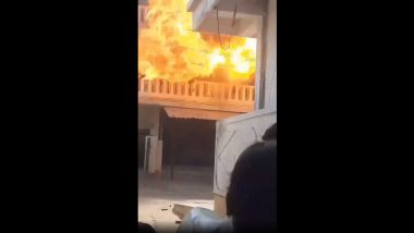 Gas Cylinder and Refrigerator Explosion Video:हैंदराबाद येथील ब्दुल्लापूरमेट येथील अनाजपूर गावात गॅस सिलिंडर आणि रेफ्रिजरेटरचा स्फोट