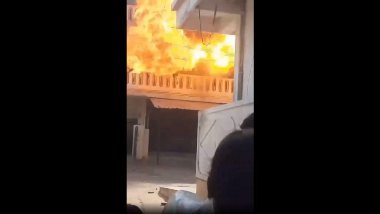 Gas Cylinder and Refrigerator Explosion Video:हैंदराबाद येथील ब्दुल्लापूरमेट येथील अनाजपूर गावात गॅस सिलिंडर आणि रेफ्रिजरेटरचा स्फोट