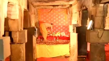 Puja Inside Gyanvapi Mosque: ज्ञानव्यापी मशिदी मध्ये जिल्हा न्यायालयाच्या आदेशानंतर 'व्यास जी का तहखाना' मध्ये पुजार्‍याकडून पूजा (Watch Video)